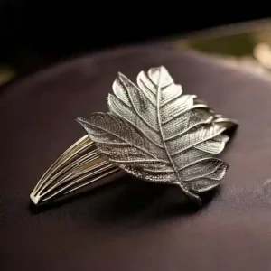 Barrette l'unique de Lov représentant une feuille par l'artiste Méta
