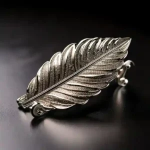 Barrette L'essentielle de Lov représentant une belle feuille argenté finement sculptée par l'artiste Méta