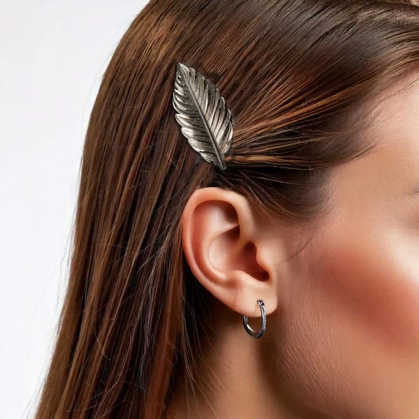 Barrette L'essentielle de Lov représentant une belle feuille argenté finement sculptée par l'artiste Méta