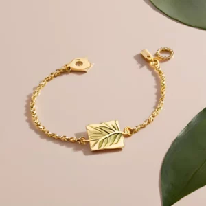 Bracelet Les Sceau de Løv - petite chaine fine agrémentée d"une plaque sculptée de feuille par l'artiste Méta