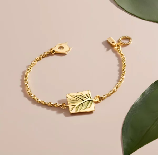 Bracelet Les Sceau de Løv - petite chaine fine agrémentée d"une plaque sculptée de feuille par l'artiste Méta