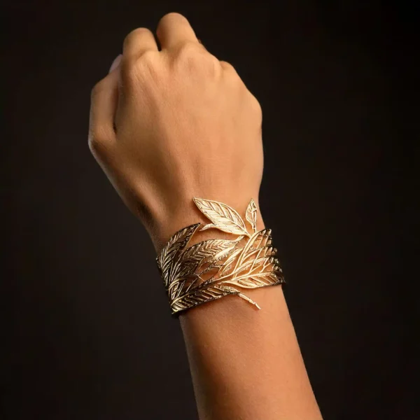 Bracelet de Løv L'Ode sculpté de feuille porté au poignet par l'artiste Méta