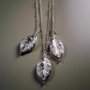 Détail du collier multi-rangs en argent de Løv orné de 3 feuilles par l'artiste Méta