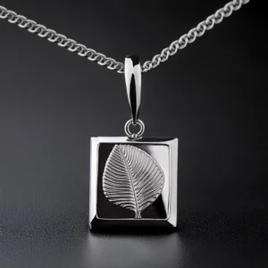 Détail du pendenttif L'Essentiel de Løv en argent représentant une feuille par l'artiste Méta