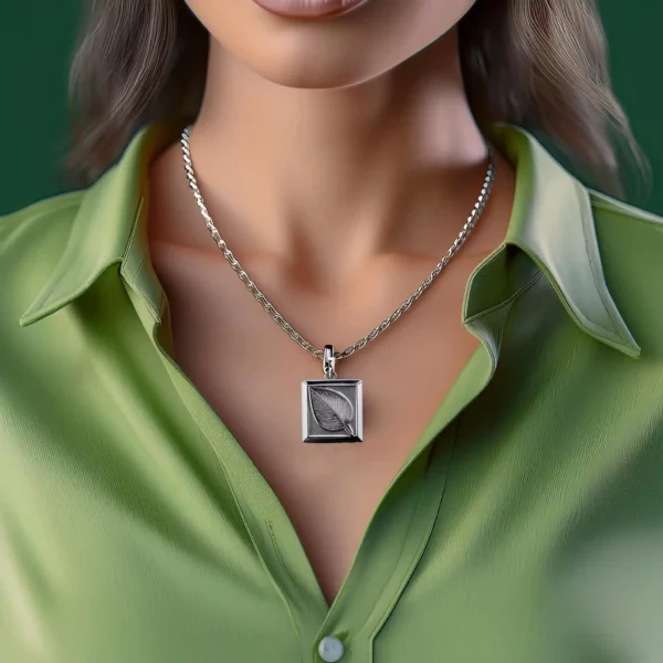 Pendenttif L'Essentiel de Løv en argent représentant une feuille par l'artiste Méta