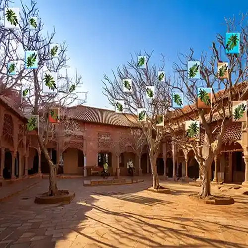 Ecole Ecole de løv. Des peintures de feuilles sont suspendues aux arbres