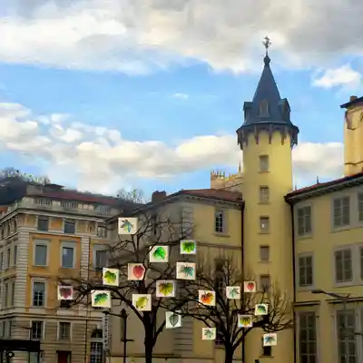 Ville 01 Place de løv. Des peintures de feuilles sont suspendues aux arbres